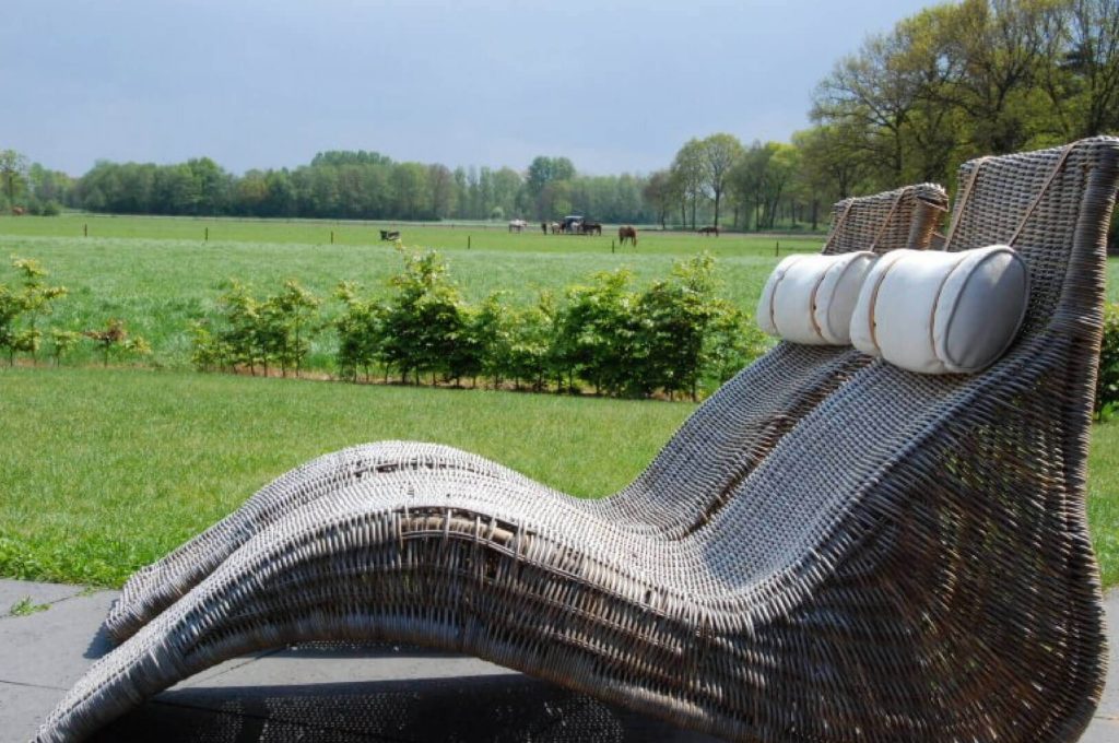 Dorpswoning-Het-Uitzicht-Villapparte-luxe-vakantiehuis-voor-14-personen-groepsaccommodatie-Noord-Brabant-tuin-met-ligstoelen