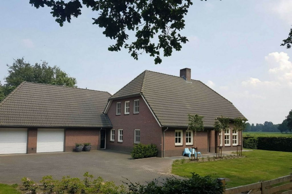 Dorpswoning-Het-Uitzicht-Villapparte-luxe-vakantiehuis-voor-14-personen-groepsaccommodatie-Noord-Brabant-voorkant-huis