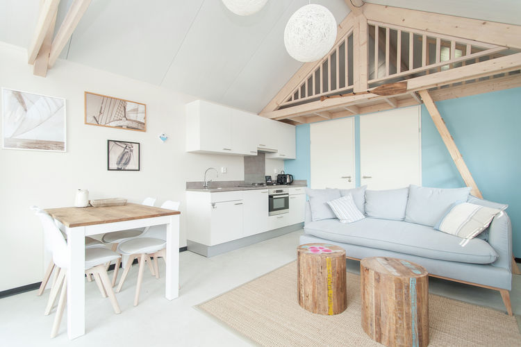 Villapparte-Belvilla-Vakantiehuis Sea Lodge in Bloemendaal-knusse zee lodge voor 4 personen-knusse woonkamer met eethoek