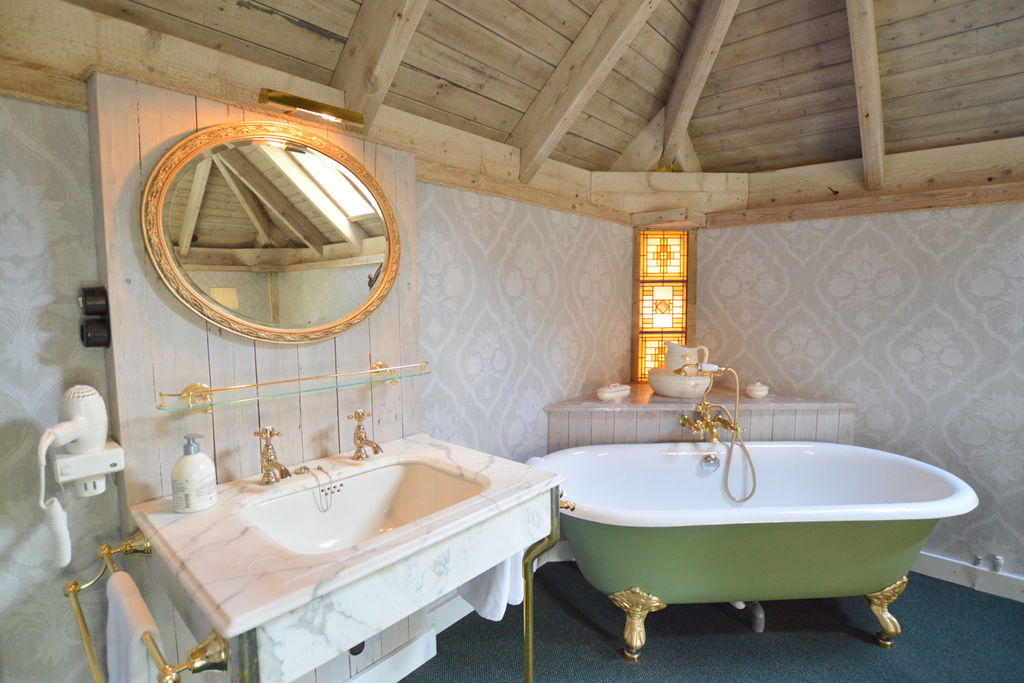 Villapparte-Belvilla-Vakantiehuis the old cottage-luxe vakantiehuis voor 4 personen-Volkel-Noord Brabant-romantische brocante badkamer