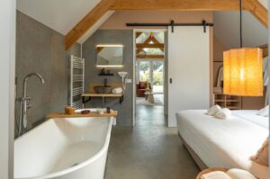 Villapparte-De IJsvogel-Wellness Lodge met sauna-luxe vakantiehuis op vakantiepark-voor 2 personen-Voorthuizen-Gelderland-slaapkamer met losstaand bad