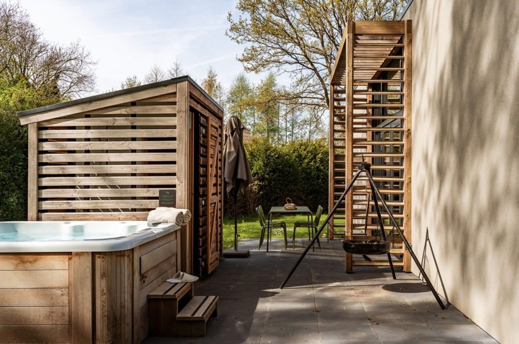 Suitelodge Sauna & Whirlpool met terras op Vakantiepark Gooilanden bij Loosdrecht