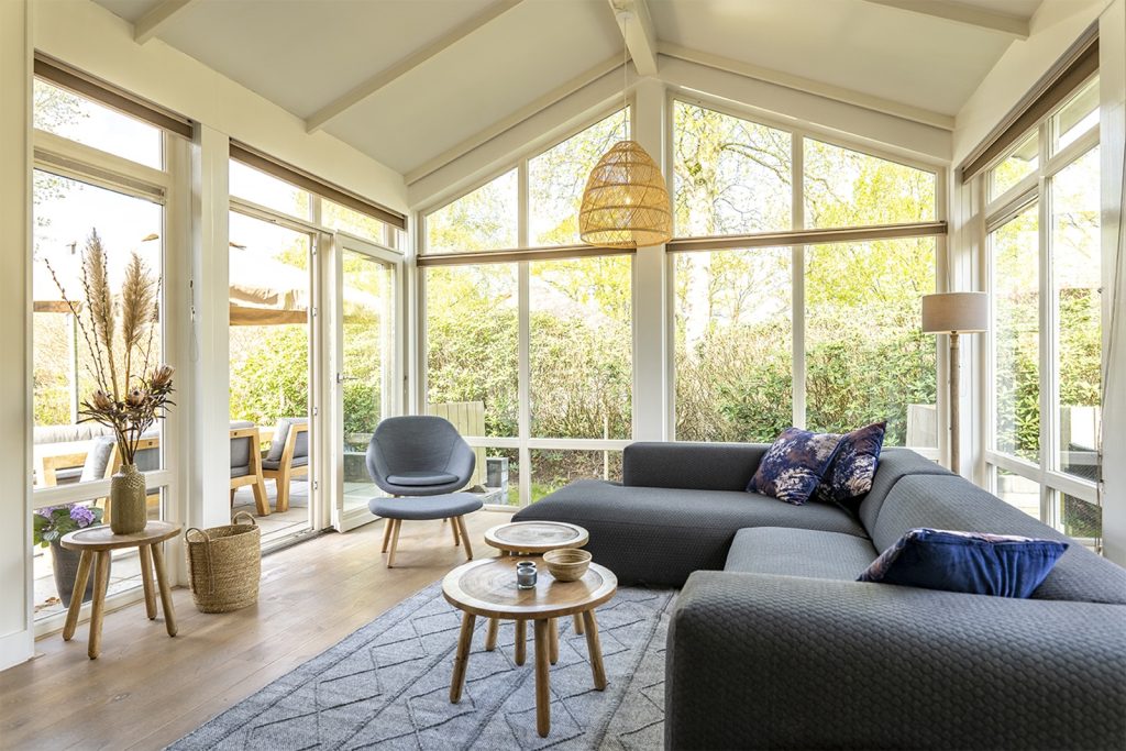 Suitelodge met terras en loungeset op Vakantiepark Gooilanden bij Loosdrecht