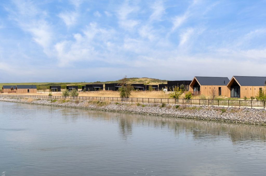 Villapparte-Molecaten-Park-Waterdunen-Vakantiehuis-Strandplevier-Luxe-vakantiehuis-voor-4-personen-Uniek-op-vakantiepark-Breskens-Zeeland-aan-het-binnenwater