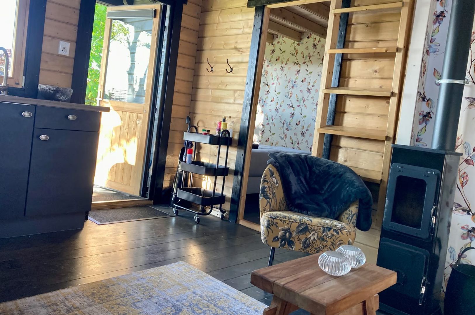Villapparte-Natuurhuisje 50879-Vakantiehuis Weids Uitzicht in Medemblik-3 personen-Noord-Holland-woonkamer met houtkachel