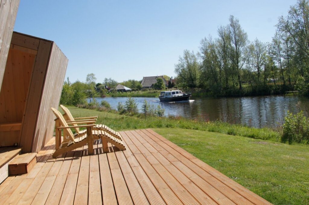 Villapparte-Natuurhuisje 75906- Tiny House Ljeppershiem-romantisch vakantiehuis voor 2 personen-Westergeest-kleinschalig vakantiepark-Friesland-ligstoelen aan het water