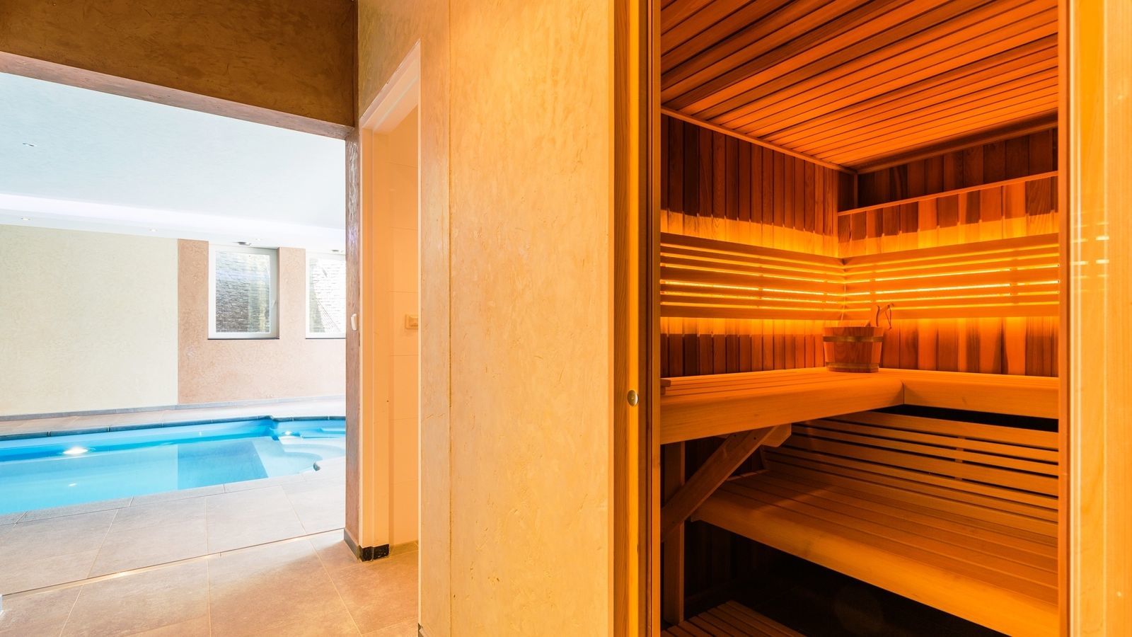 Villapparte-Special Villa's-luxe vakantiehuis voor 21 personen-binnen zwembad-sauna-groepsaccommodatie-Zuid Limburg-met sauna