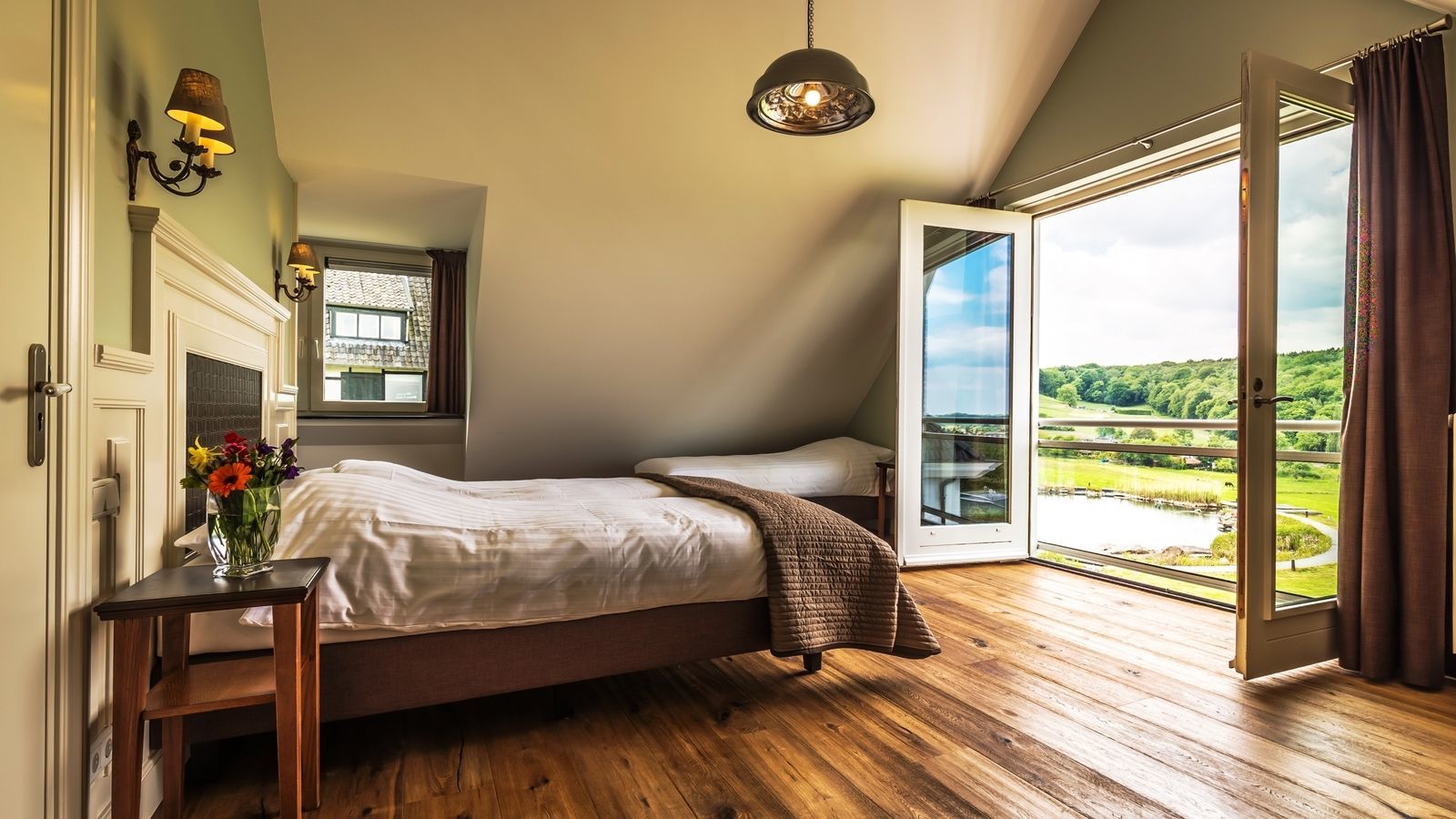 Villapparte-Special Villa's-luxe vakantiehuis voor 21 personen-binnen zwembad-sauna-groepsaccommodatie-Zuid Limburg-romantische slaapkamer
