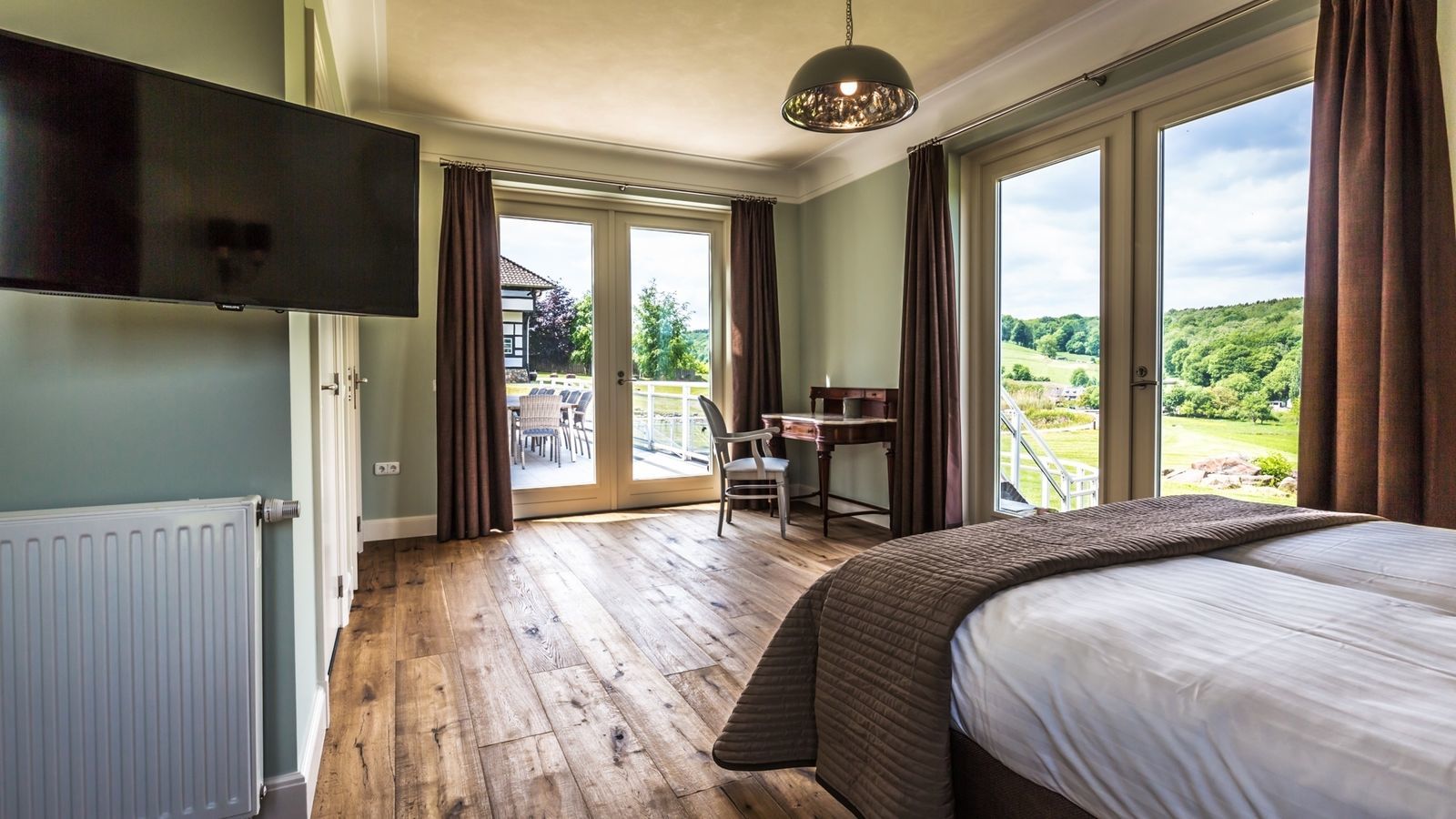 Villapparte-Special Villa's-luxe vakantiehuis voor 21 personen-binnen zwembad-sauna-groepsaccommodatie-Zuid Limburg-slaapkamer met prachtig uitzicht