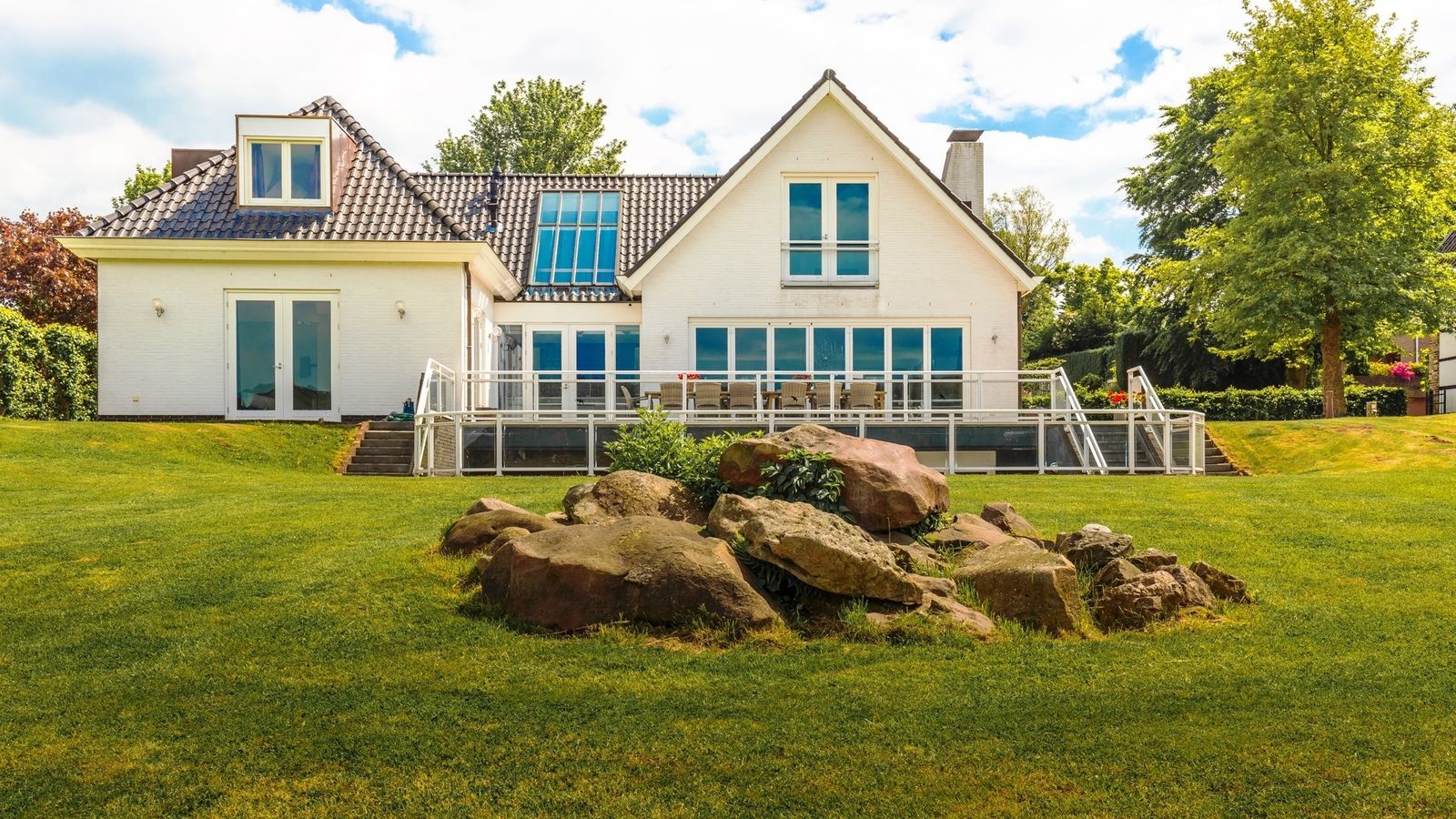 Villapparte-Special Villa's-luxe vakantiehuis voor 21 personen-binnen zwembad-sauna-groepsaccommodatie-Zuid Limburg