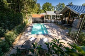 Villapparte-Vakantiepark-de-Thijmse-Berg-Pool-lodge-luxe-vakantiehuis-6-personen-met-zwembad-Rhenen-Utrecht-prive-zwembad-1