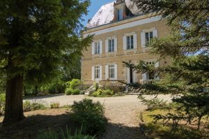 Villapparte-Villapparte-Villa-for-you-Vakantiehuis-Le-Petit-Chateau-vakantiehuis-voor-6-personen-met-zwembad-chateau-met-trappen