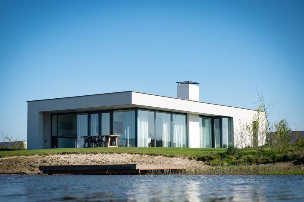 Vakantievilla Waterlijn 3 aan het water in het duinlandschap van Kamperland