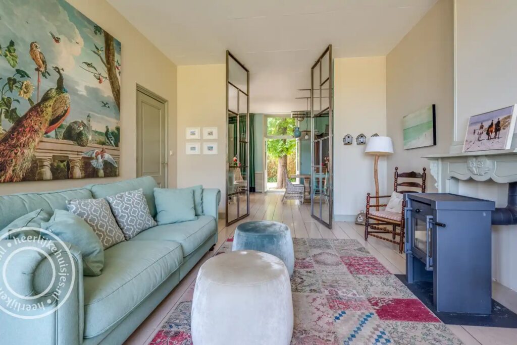 Villapparte-Heerlijkehuisjes-Vakantiehuis Domburg-Luxe vakantiehuis voor 14 personen-uitzicht op zee-Domburg-Zeeland-kleurrijke zithoek