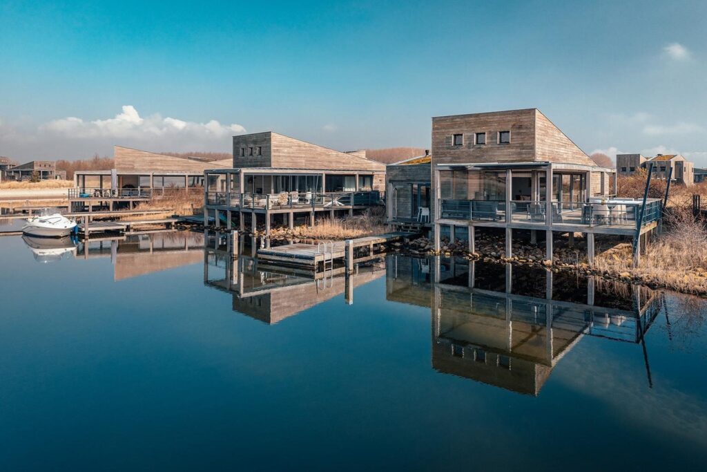 Villapparte-Beach Resort Punt West-Villa Super VIP 5 met Jacuzzi-luxe vakantiehuis voor 4 personen-op vakantiepark-Ouddorp-Zuid-Holland-uitzicht op water