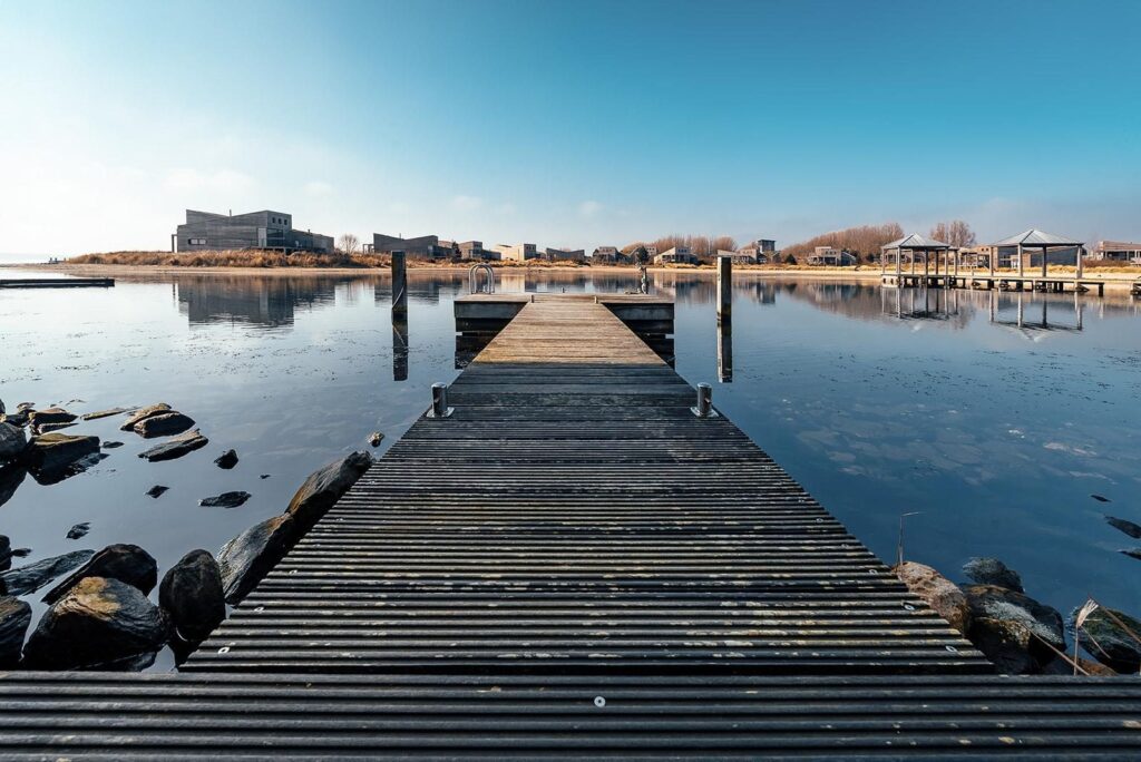 Villapparte-Beach Resort Punt West-Villa Super VIP 5 met Jacuzzi-luxe vakantiehuis voor 4 personen-op vakantiepark-Ouddorp-Zuid-Holland-zwemsteiger