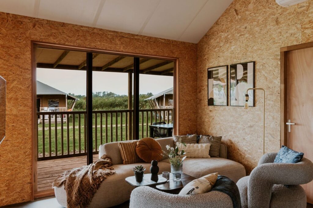 Villapparte-Dutchen-Wooden Cottage met Whirlpool en Finse sauna-Erfgoed de Hoop-luxe vakantiehuis voor 12 personen-Uitgeestermeer-Uitgeest-Noord-Holland-lichte woonkamer