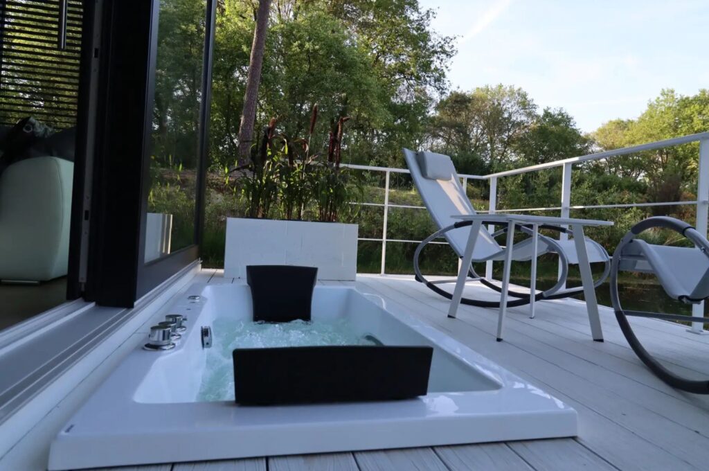 Villapparte-Vipio-Tiny House op het water-luxe woonboot met wellness voor 2 personen-Venray-Limburg-bubbelbad-hottub