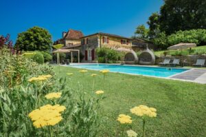Villapparte-Villa-for-You-Vakantiehuis-Petit-Gite-Saint-Martin-le-Redon-Lot-Luxe-vakantiehuis-voor-4-personen-Frankrijk-bloemige-tuin