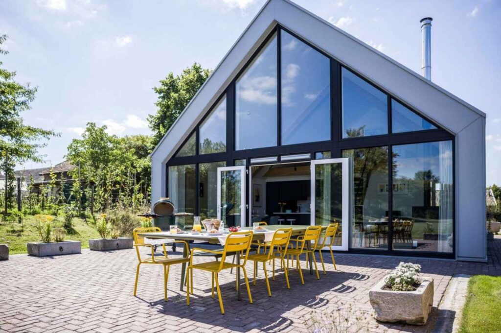 Villa Weidezicht met glazen achterzijde en uitzicht over de weilanden bij Banholt, Zuid-Limburg