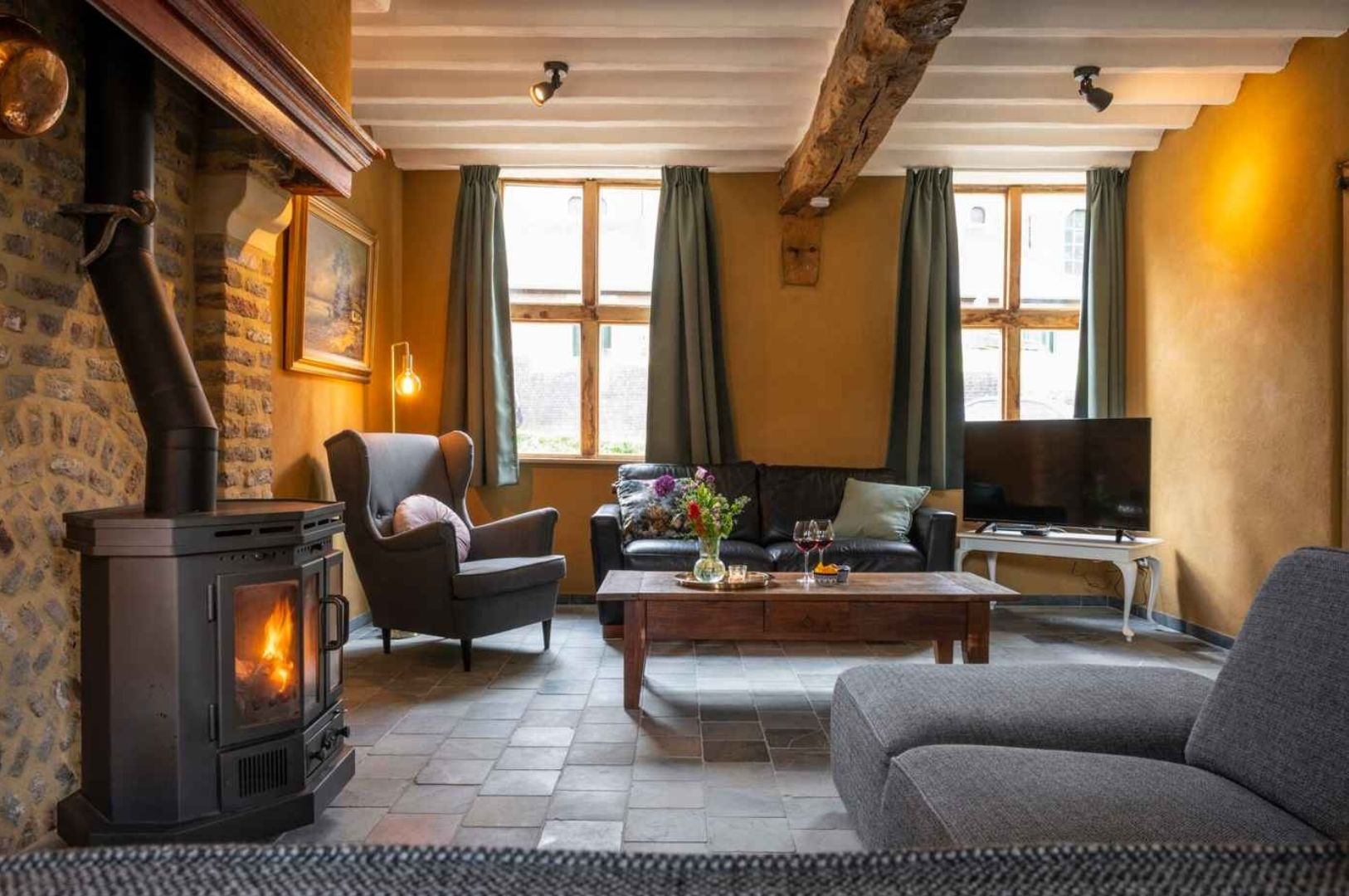 Villapparte-Beaujean Vacances-'t Wolters Hoes-luxe vakantiehuis voor 8 personen-Nuth-Zuid-Limburg-Nederland-zithoek met kachel