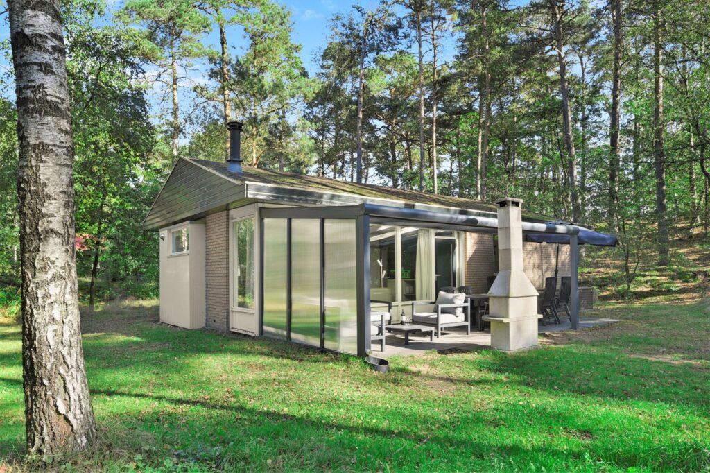 Bungalow Coldenhove 8C1 met veranda aan het bos op Landal Coldenhove bij Eerbeek