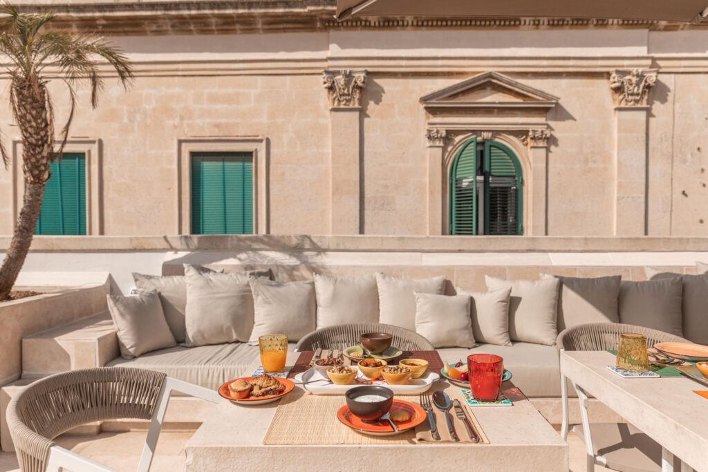 Palazzo Lecce met dakterras en zwembad in een historisch pand