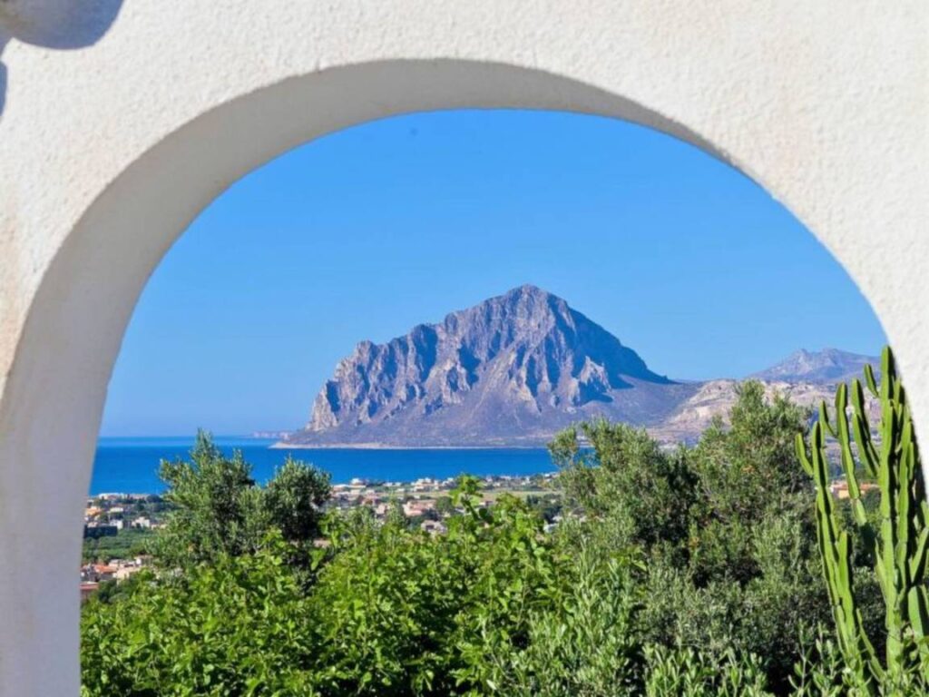 Villa Le Palme met zwembad en terras bij Valderice